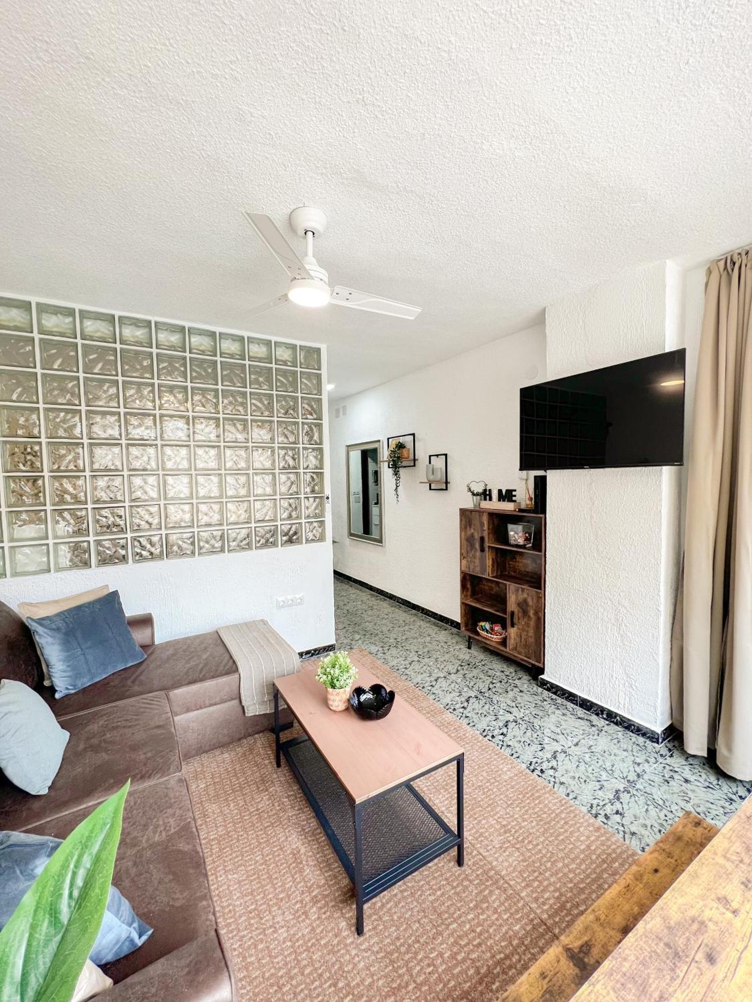 Cozy And Bright Flat With Pool Apartman Torremolinos Kültér fotó